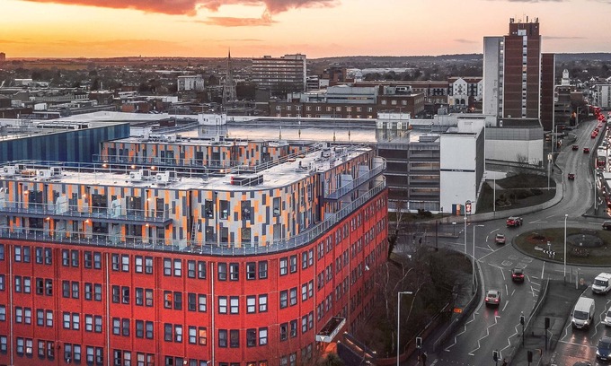 Havering Apartment | Stunning 2 Bedroom Penthouse with Free Parking in Romford