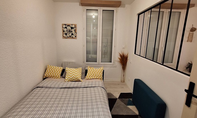Saint-Jean-d'Angely Apartment | Attractive, renovated 2-room apartment by the lake