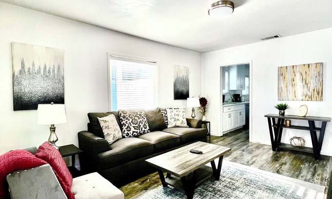 Sherman Oaks Apartment | Inviting One Bedroom Retreat Steps from Shopping