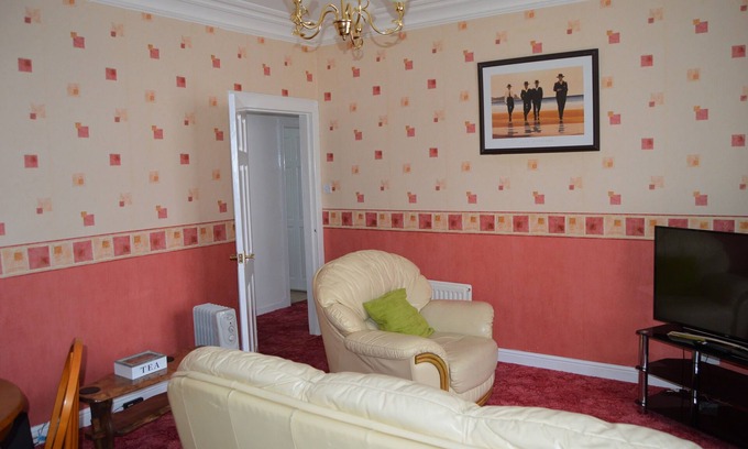 Kirkcaldy Apartment | Refurbished Victorian Apartment with Pool in Central Kirkcaldy