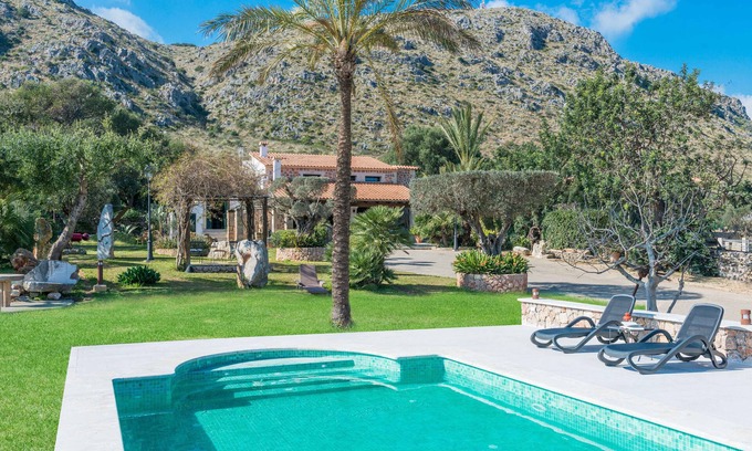 Alcudia Villa | Idyllic Rustic Villa in Alcudia with Pool and Amenities