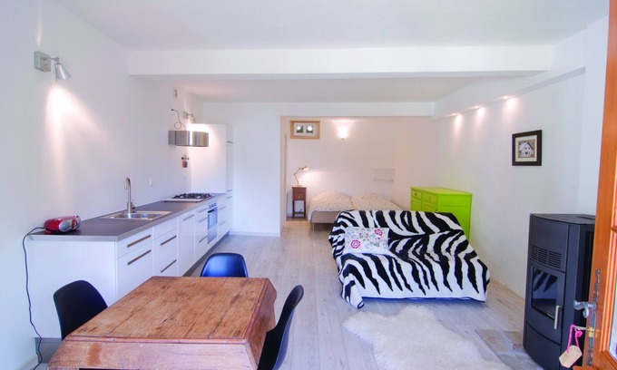 Les Vigneaux Apartment | Cozy Studio with Pool and Ocean Views in the Mountains