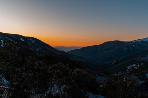 Falls Creek Cabin | Experience Attunga Alpine Lodge & Apartments - 4-Star Retreat