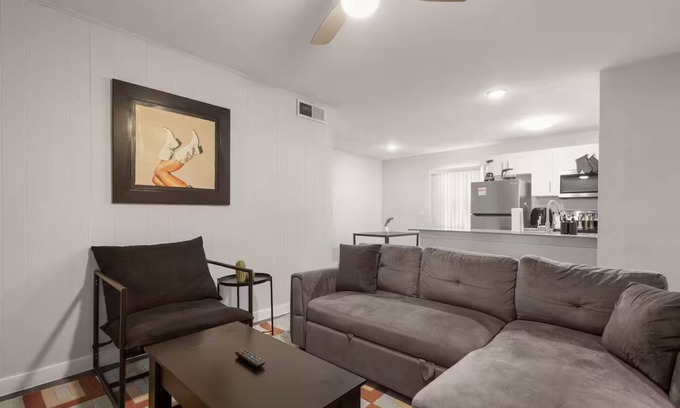 Hyde Park Apartment | ATX Casa Norte BnB ~ Near Hyde Park & UT Campus
