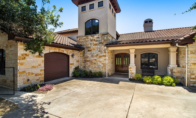 Bear Creek House | Unforgettable ATX Stagecoach Near Dripping Springs Weddings