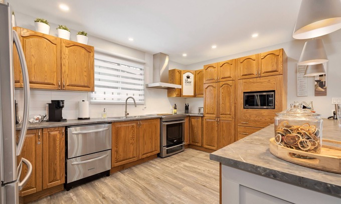 Val-des-Monts Ski Chalet | Experience Au 4 Saisons: Guest Rated 10/10 with Ocean Views