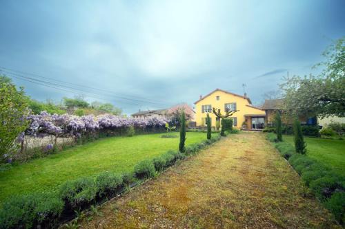 Uchizy House | Tranquil Retreat by La Saône - Perfect for Families