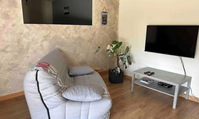 Saint-Germain-du-Salembre Apartment | Family-Friendly Retreat at Au Cœur des Bois - Rated 10/10