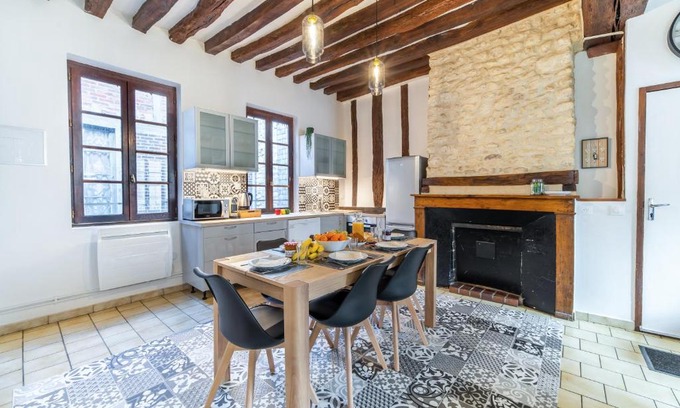Joigny Apartment | Discover Au cœur de joigny: Top-Rated with Restaurant Access