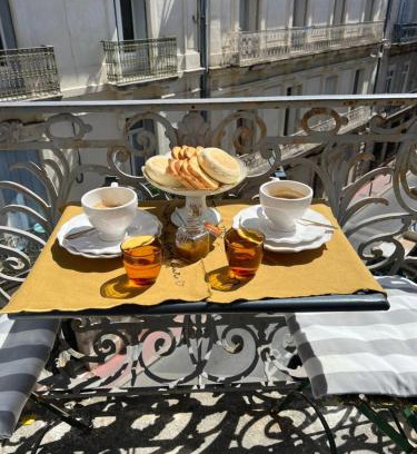 Comedie Bed & Breakfast | Exceptional Stay at Au cœur de M with Top-Rated Restaurant