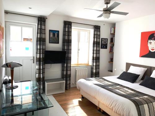 Aigues-Mortes Medieval City Apartment | Unforgettable Stay at Au Cœur des Remparts - Guest Rated 9.9