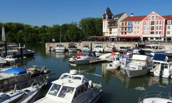 Cergy Apartment | Relaxing Getaway at Au Cœur du Port - Family & Pet Friendly