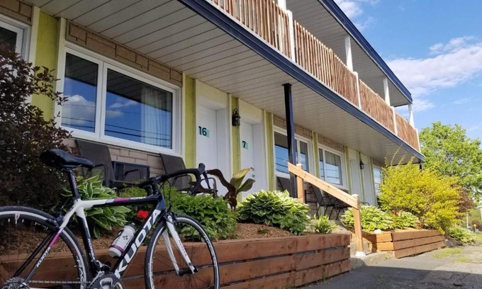 Lac-Etchemin Hotel | Discover Auberge Happy Logis: Pet-Friendly Retreat Awaits