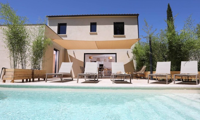 Vers-Pont-du-Gard Apartment | Relaxing Villa Au Clos de Manon with Pool & Spa Amenities