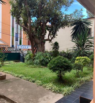 Antananarivo Avaradrano Apartment | Discover Tana: Scenic Views & Family-Friendly Dining