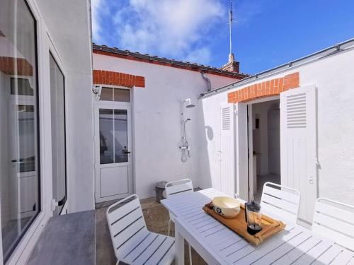 La Bernerie-en-Retz House | Pet and Child Friendly Stay at Au Coin Fleuri Hotel