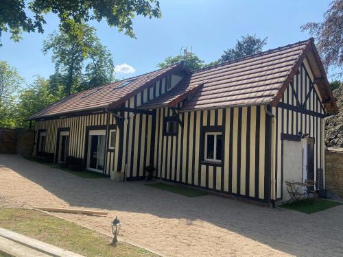 Saint-Pierre-sur-Dives Apartment | Discover Au Domaine des Roches: Family-Friendly Retreat