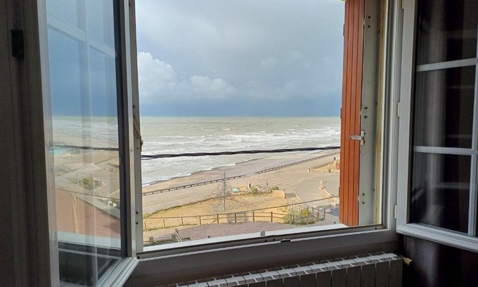 Ault Apartment | Oceanfront Escape: Au gré des marées with 9.4 Guest Rating