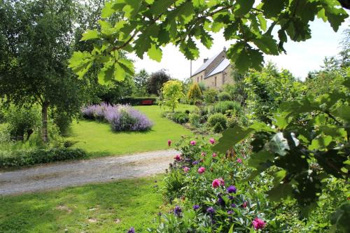 Maheru Bed & Breakfast | Discover Au Jardin Des Violettes: Pet-Friendly Retreat