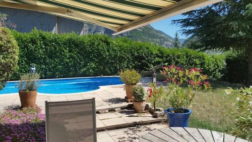 Espinasses Apartment | Pet-Friendly Retreat at Au Paradis des Grillons Hotel