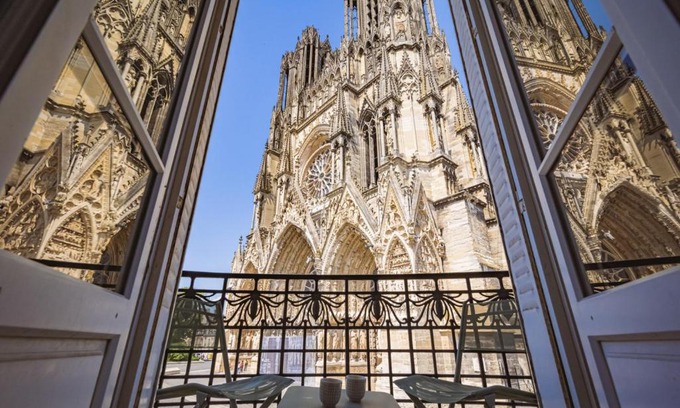 Reims City Centre Apartment | Experience Au pied de la Cathédrale with Magic Views