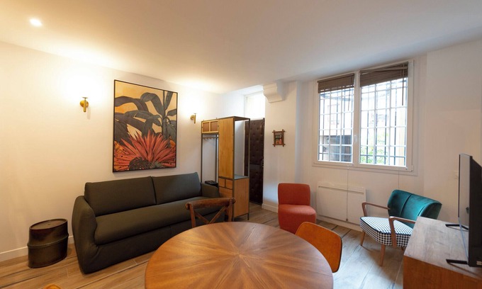 7th Arrondissement Apartment | Relaxing Getaway at Au Pied de la Tour with Spa & Breakfast