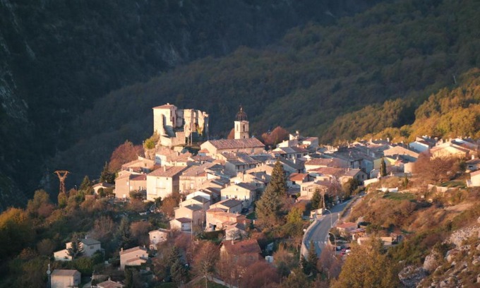 Greolieres Apartment | Cozy Stay at Au Pied du Château - Pet and Child Friendly