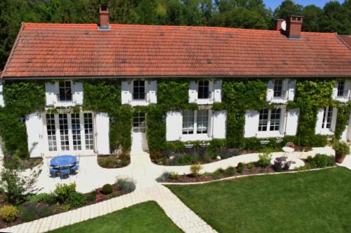 Clamanges Bed & Breakfast | Oceanfront Retreat: Au Pré du Moulin with Hot Tub & Dining