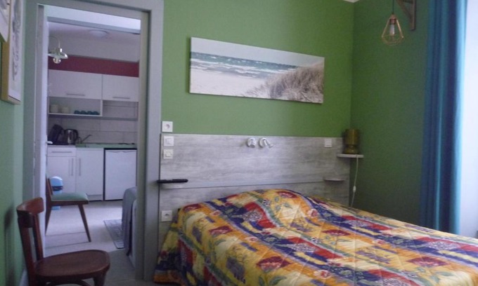 Felletin Hotel | Relax at Au Relais du Parc de Millevaches: Family-Friendly Stay