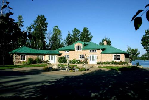 Val-d'Or Bed & Breakfast | Unwind at Au Soleil Couchant: Ocean View & Private Beach