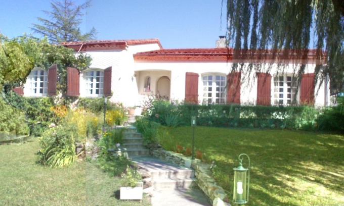 Albi Bed & Breakfast | Experience Au Soleil d'Albi: Ocean Views & Family-Friendly Fun