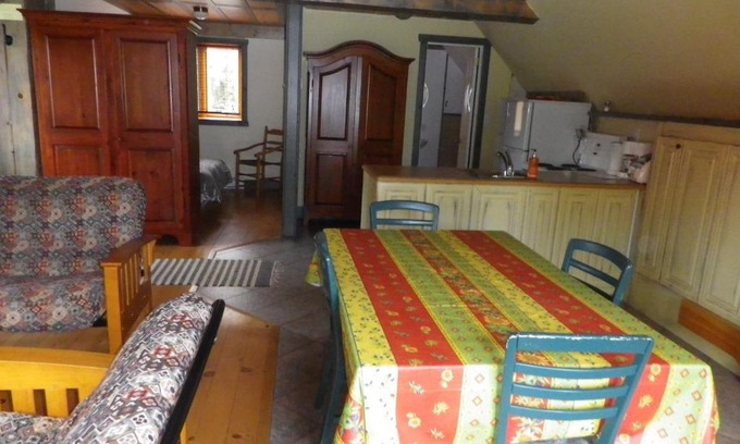 Saint-Gabriel-de-Valcartier Hotel | Cozy Auberge La Seigneurie Valcartier: Family-Friendly Stay