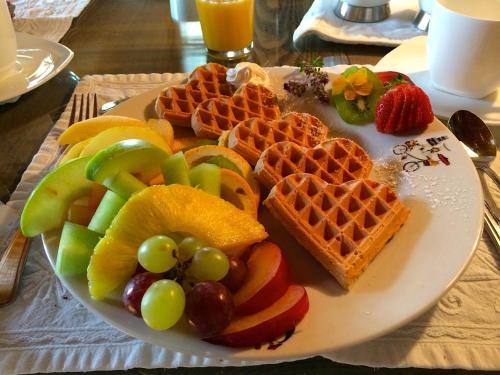 Cap-a-l'Aigle Hotel | Discover Auberge À La Chouenne: Pet-Friendly Retreat