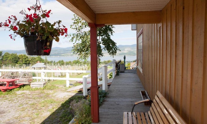 Sainte-Famille Hotel | Oceanfront Getaway at Auberge au Poste de Traite