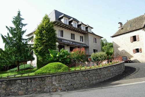 Saint-Cirgues-la-Loutre Bed & Breakfast | Discover Auberge des Ruines de Merle - Pet-Friendly Retreat