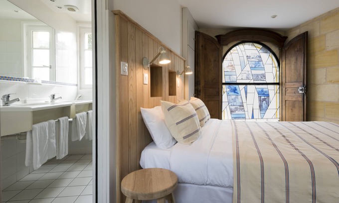 Saint-Emilion Hotel | Elegant Auberge de la Commanderie with Family-Friendly Amenities