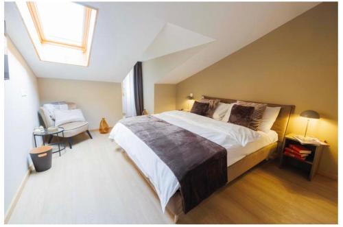 Mies Hotel | Comfortable Stay at Auberge de La Couronne - Pet Friendly