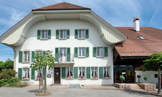 Villarepos House | Discover Auberge de la Croix Blanche with Family-Friendly Amenities