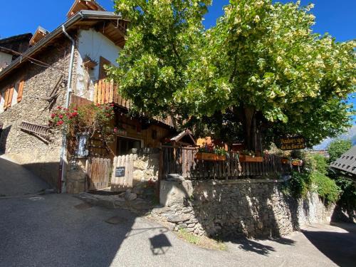 Auris Hotel | Discover Auberge De La Foret: Pet-Friendly Comfort Awaits
