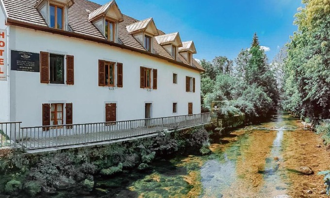 Foncine-le-Haut Hotel | Idyllic Auberge de la Rivière: Oceanfront Oasis Awaits