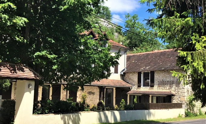 Cabrerets Bed & Breakfast | Discover Auberge de la Sagne: Family-Friendly with Pool