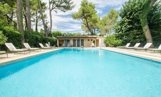 Noves Hotel | Experience Comfort at Auberge De Noves Domaine Du Deves