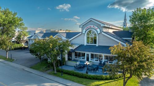 La Baie Hotel | Relax at Auberge des 21: Oceanfront Retreat with Dining