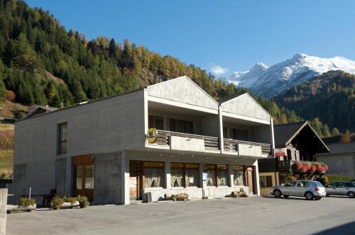 Bourg-Saint-Pierre Hotel | Cozy Auberge des Charmettes: Family-Friendly Retreat