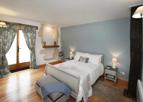 Roquebrune Bed & Breakfast | Cozy Auberge des Pensées: Oceanfront & Poolside Retreat