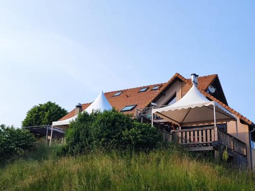 Agnieres-en-Devoluy Hotel | Inviting Auberge du Col du Festre: Pet-Friendly Retreat