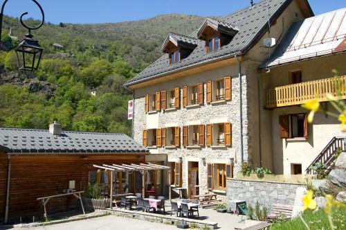 Le Freney-d'Oisans Hotel | Discover Auberge du Freney: Pet-Friendly Getaway with Spa