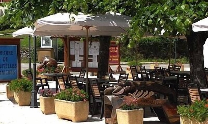 La Chaux-du-Dombief Hotel | Discover Auberge du Hérisson: Family-Friendly Retreat