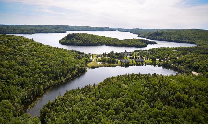 Mauricie Hotel | Escape to Auberge du Lac-à-l'Eau-Claire with Ocean Views