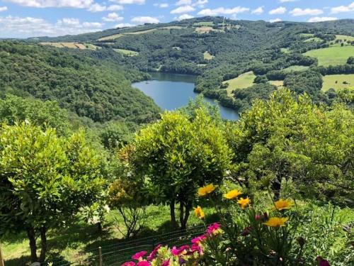 Castelnau-de-Mandailles Hotel | Pet-Friendly Auberge du Lac: Guest Rated 9.3/10